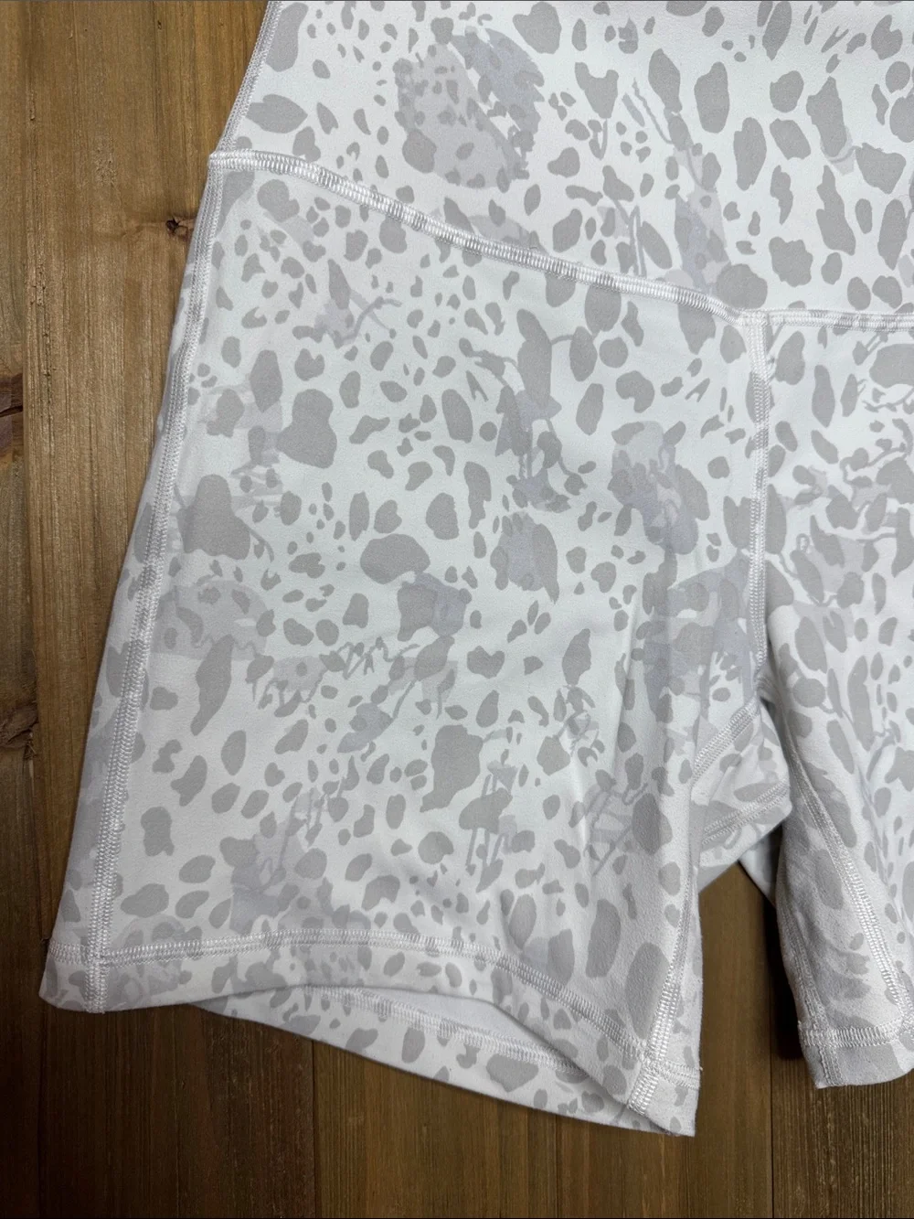 Lululemon Align 6” Biker Shorts White & Light Gray Printed Size 8